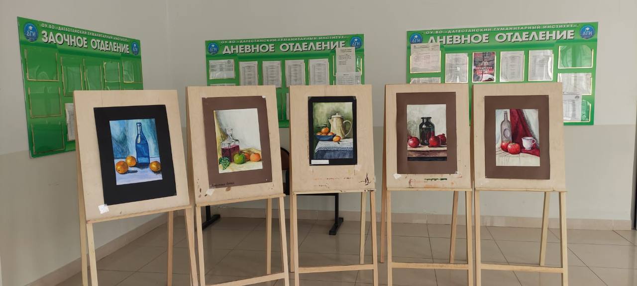 Сегодня фойе ГПК похоже на зал музея изобразительных искусств…